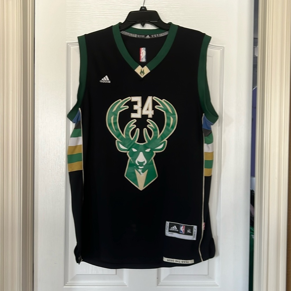 Milwaukee Bucks 34 jersey ANTETOKOUNMPO.